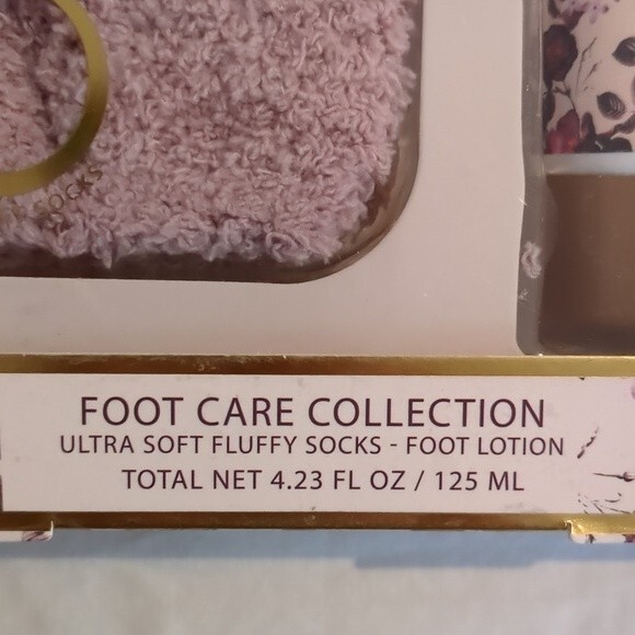 Tahari Foot Care Collection Peony Plum Foot Lotion/Soft Fluffy Socks - Picture 3 of 5